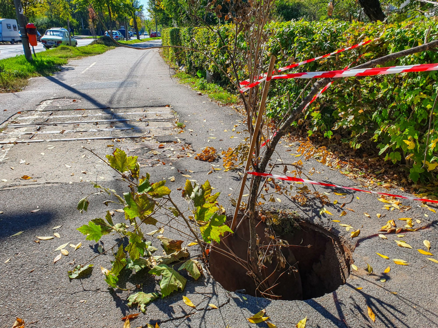 Canalizare neacoperită, semnalizată de cetăţeni