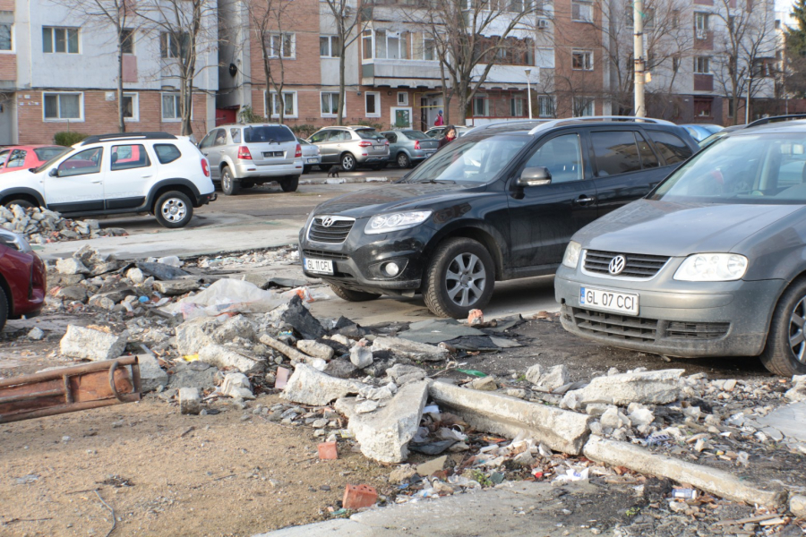 Grămezi de moloz şi pământ, în locul garajelor demolate din Mazepa I (FOTO)