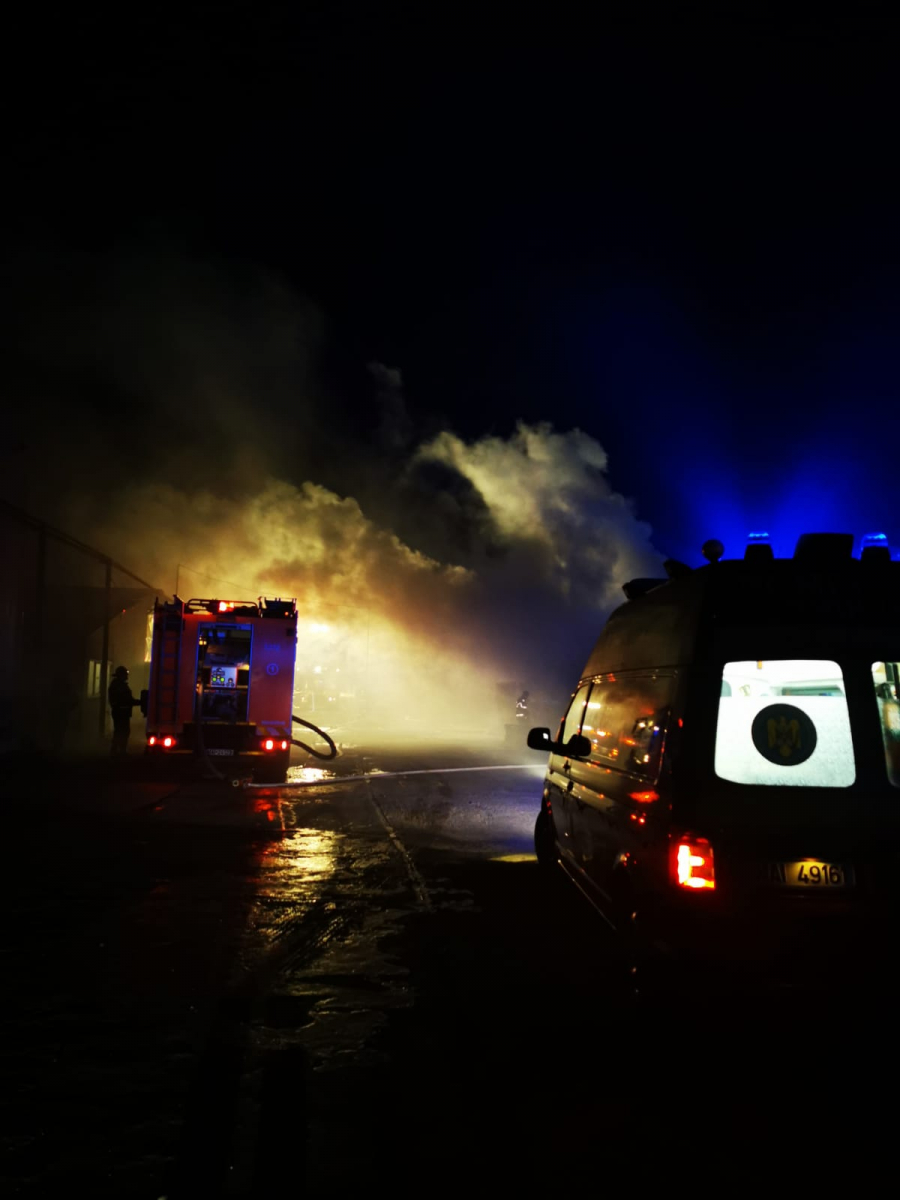 Incendiu violent în apropiere de Galați. Hala unui distribuitor de sucuri, făcută scrum