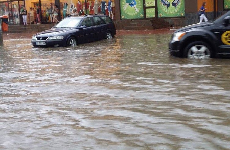 PLOAIA de marţi după-amiază a INUNDAT mai multe STRĂZI din Galaţi (FOTO)