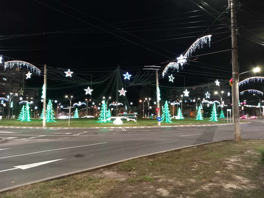 Cufundat în beznă, bradul de la Inelul de Rocadă contrastează cu baia de lumină din jur