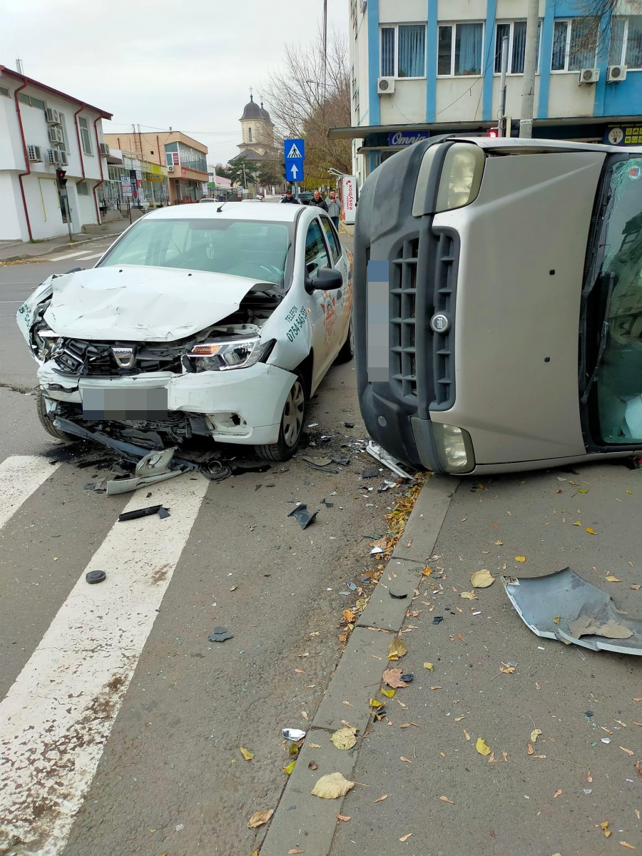 Accident spectaculos în Piața Mare, soldat cu două persoane rănite