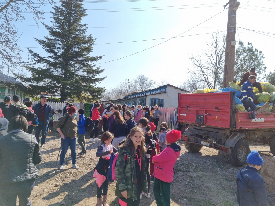 Acţiune de ecologizare a spaţiilor verzi la Cuca: sute de saci au fost umpluţi cu deşeuri adunate din natură! (FOTO)