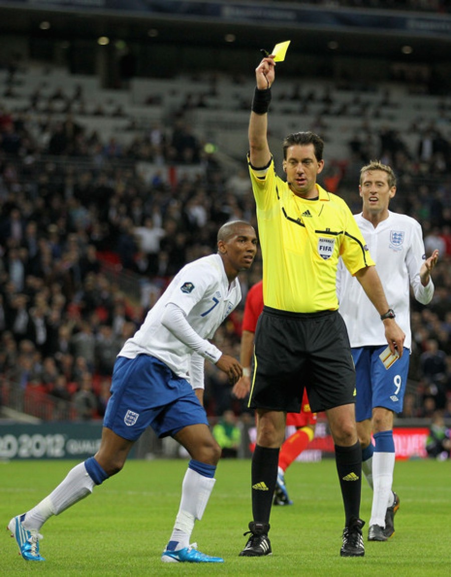 Germanul Manuel Grafe arbitrează meciul Benfica - Oţelul din Liga Campionilor