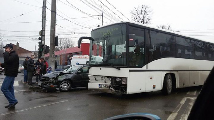Accident cu victimă pe Coșbuc. Un autobuz, implicat în coliziune