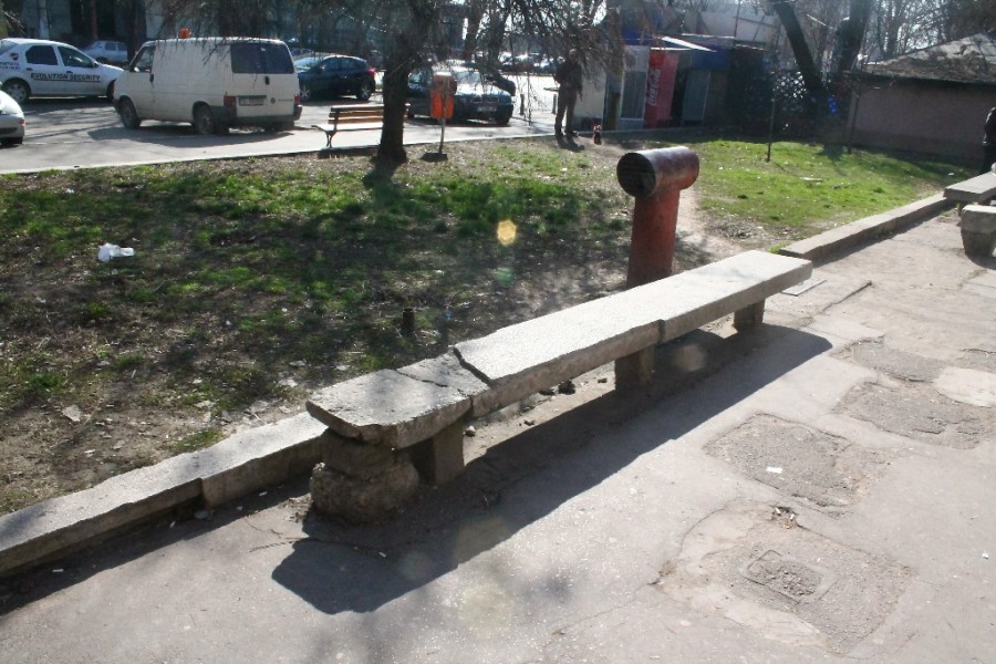 "Spaţiu verde? Poate pe hârtie!". Jardinieră de pe strada Coşbuc, în stare deplorabilă