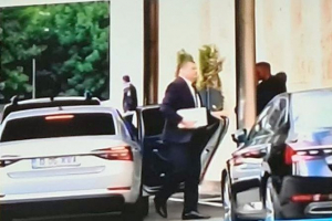 În imagine, ministrul Cseke Attila și mașina Skoda Superb electrică pe care o folosește de la ANCPI în mod ilegal. Sursa foto: presshub.ro