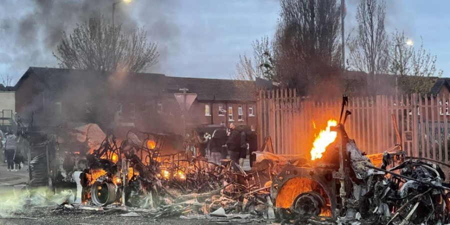Reizbucnesc violențele în Irlanda de Nord