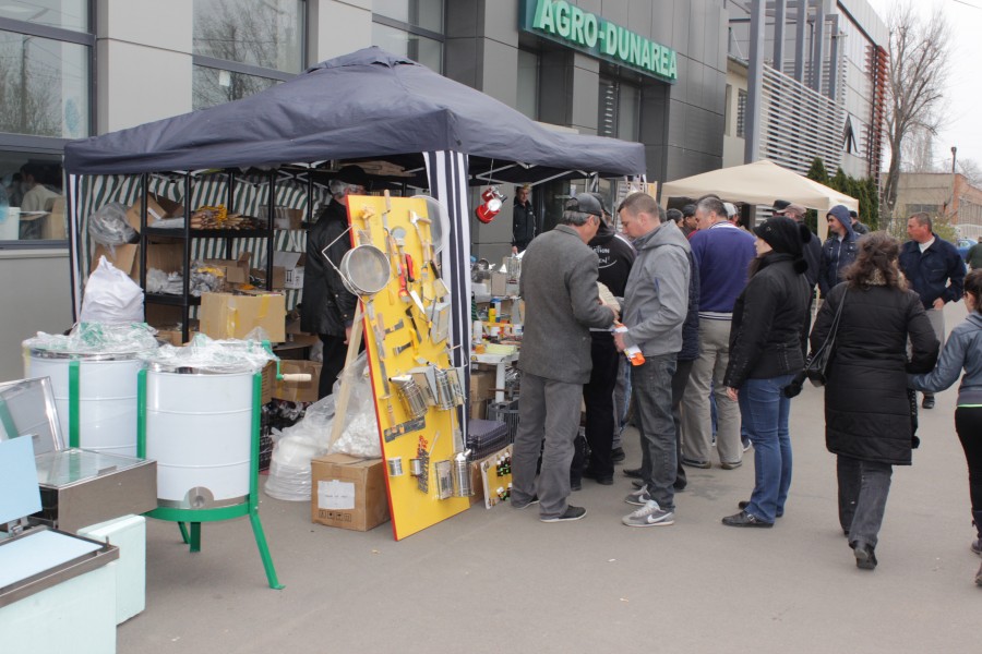 Sute de gălăţeni au fost atraşi de produsele naturale de la târgul apicol 