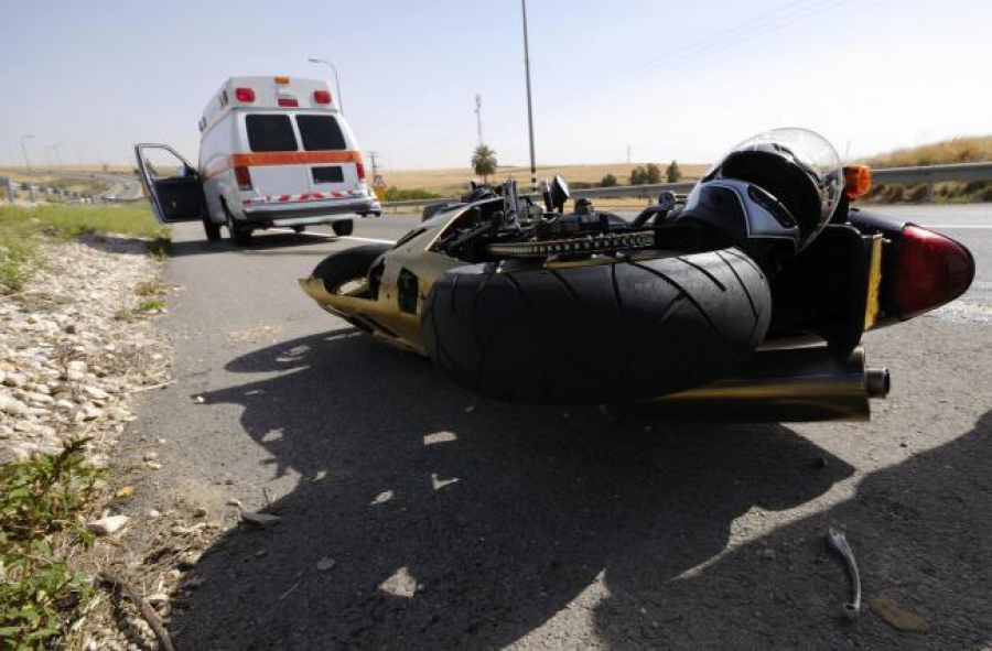 Accident cu motocicleta, în depăşire