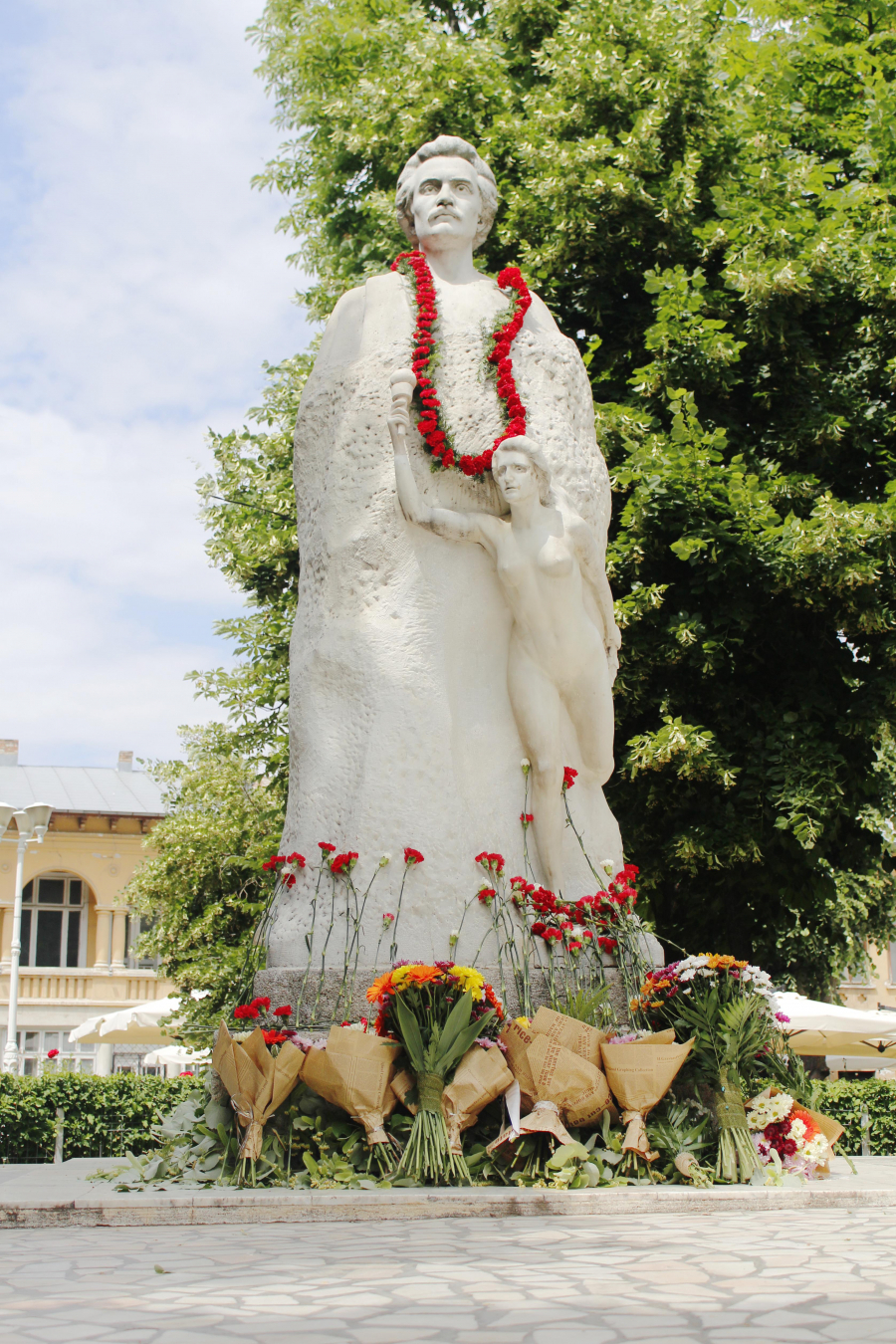 Eminescu, omagiat la statuia din Parcul Municipal