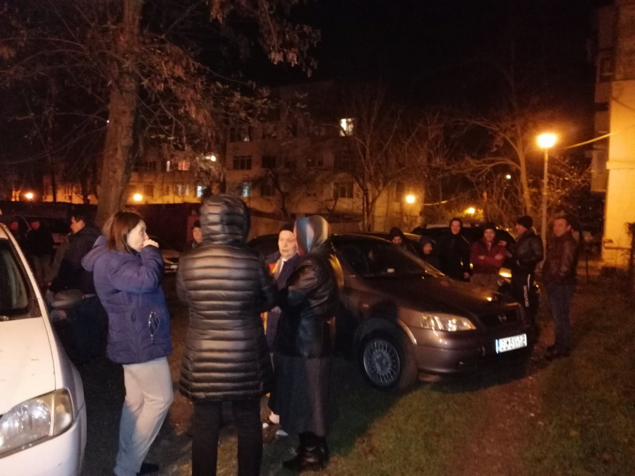 UPDATE. Bloc evacuat din cauza unui miros înțepător. (FOTO)