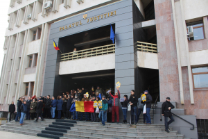 Magistraţii - protest mut pe treptele Palatului de Justiţie