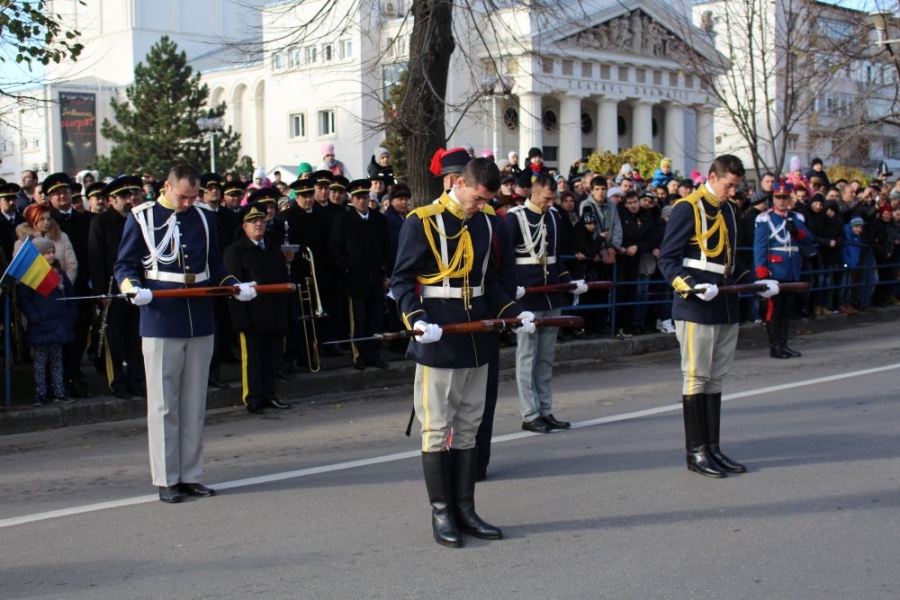 ZIUA NAŢIONALĂ A ROMÂNIEI/ La Galaţi, MANIFESTAŢII cu sunet numai pentru oficiali. Peste 3.000 de gălăţeni au fost ignoraţi  (FOTO)