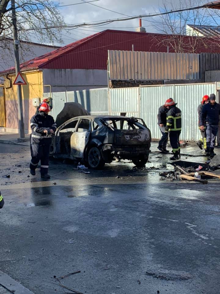 O mașină s-a făcut scrum după ce a luat foc în trafic