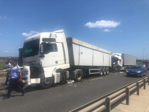 Trei camioane s-au ciocnit pe Autostrada A4