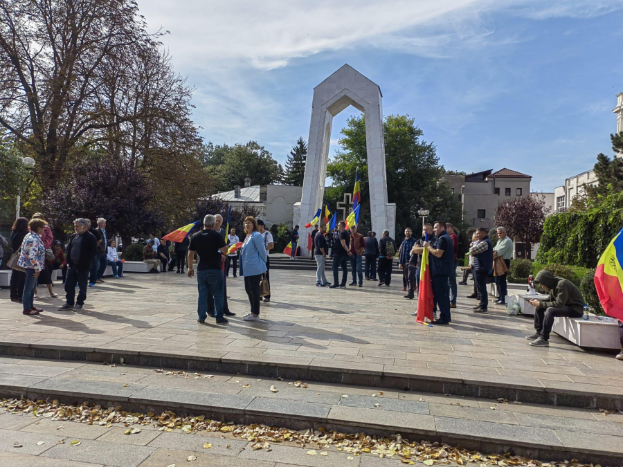 Manifestație de protest la Prefectură, organizată de AUR