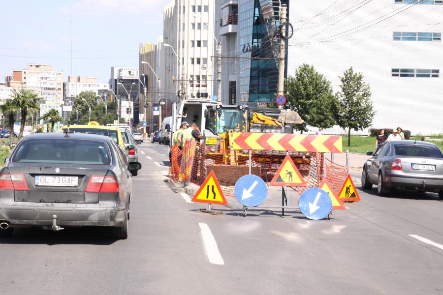 Atenţie, şoferi! O nouă groapă a apărut pe strada Brăilei!