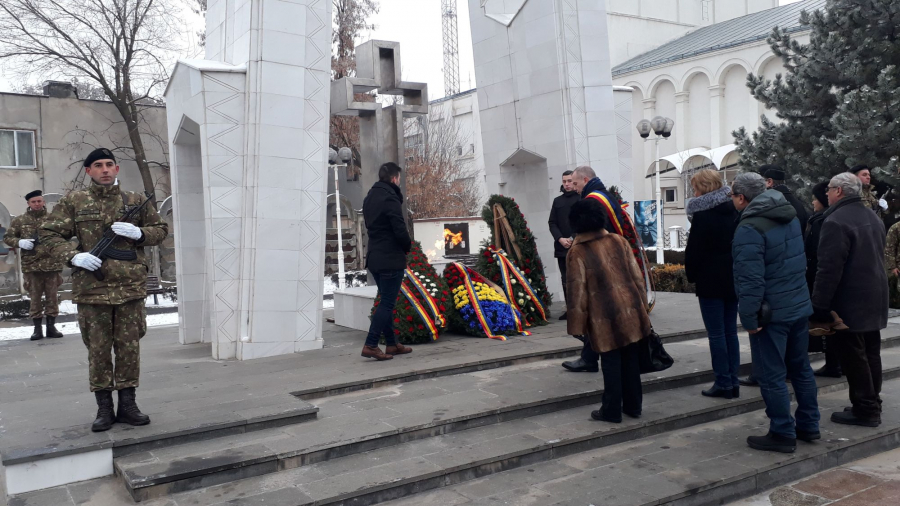 Libertatea atât de greu câştigată - Flori şi onoruri militare pentru eroii martiri ai Revoluţiei din 1989