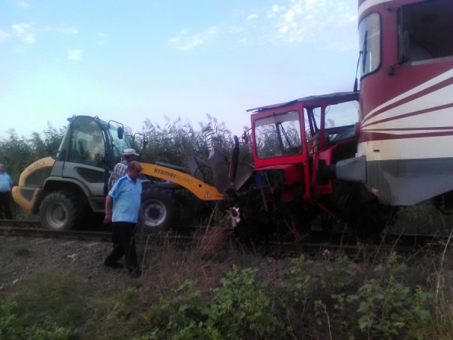UPDATE/ Tractor LOVIT DE TREN la Folteşti. Un bărbat şi-a PIERDUT VIAŢA în urma impactului