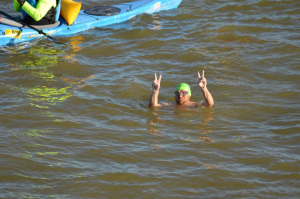 UPDATE: Avram Iancu, nouă ore de înot continuu pe Siret și Dunăre