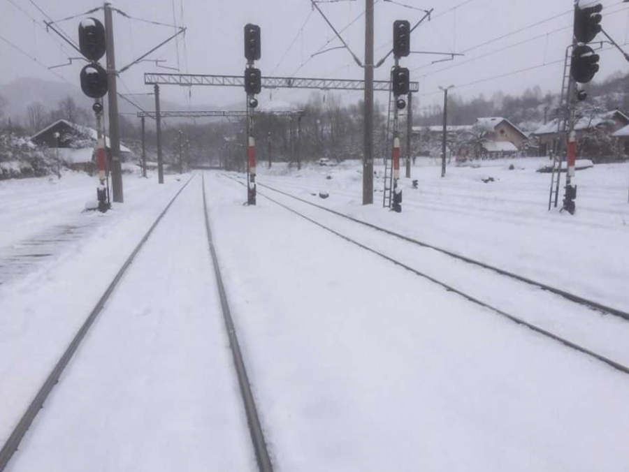Ruta CFR Galați - București, afectată de vreme. Călătorii au stat nouă ore în tren!