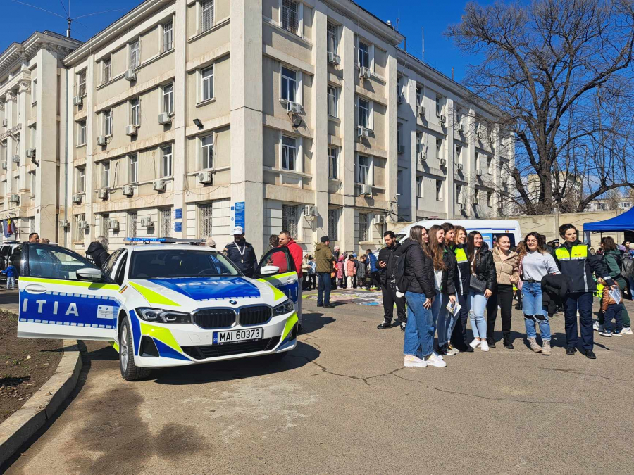 Polițiștii viitorului, atrași cu pistoale, BMW-uri și tort! (FOTO și VIDEO)