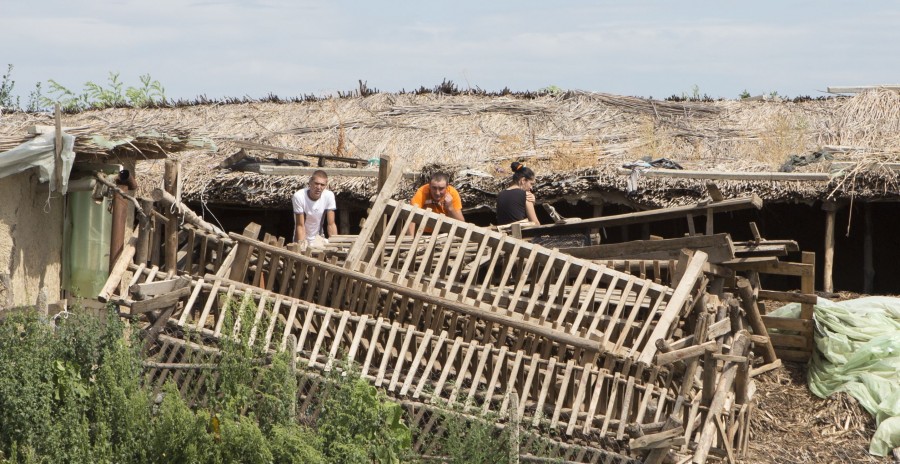 FOTO/ Proprietarii de sclavi, din nou în centrul atenţiei: Stâna morţii de la Frumuşiţa a fost demolată de autorităţi