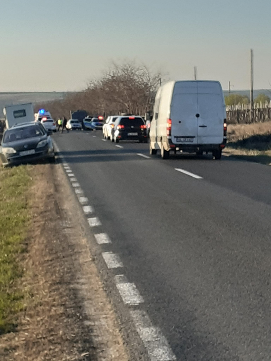 Accident pe un drum unde șoferii „o calcă”. Trei răniți, într-o depășire cu trei mașini 