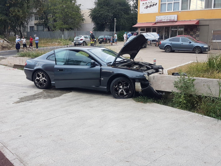 Urmărire ca în filme pe strada Siderurgiștilor din Galați. Fără permis, a fugit de poliție și a făcut accident