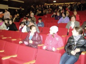 Românii alocă doar 90 de minute pe lună pentru spectacole de teatru, cinema şi galerii de artă