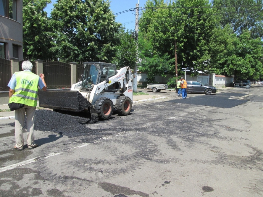 Galaţiul, cârpit din mers - Ecosal REPARĂ GROPILE fără program cadru