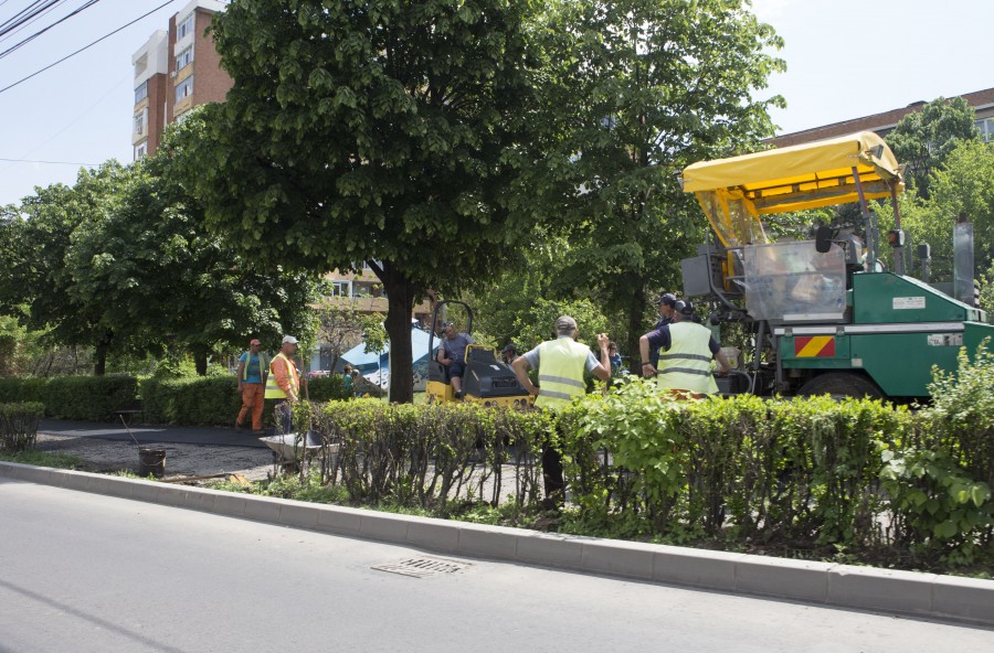 A început ASFALTAREA TROTUARELOR de pe strada Brăilei