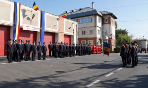 Cei prezenţi la manifestări au avut parte de un ceremonial militar, încheiat cu defilarea Gărzii de Onoare