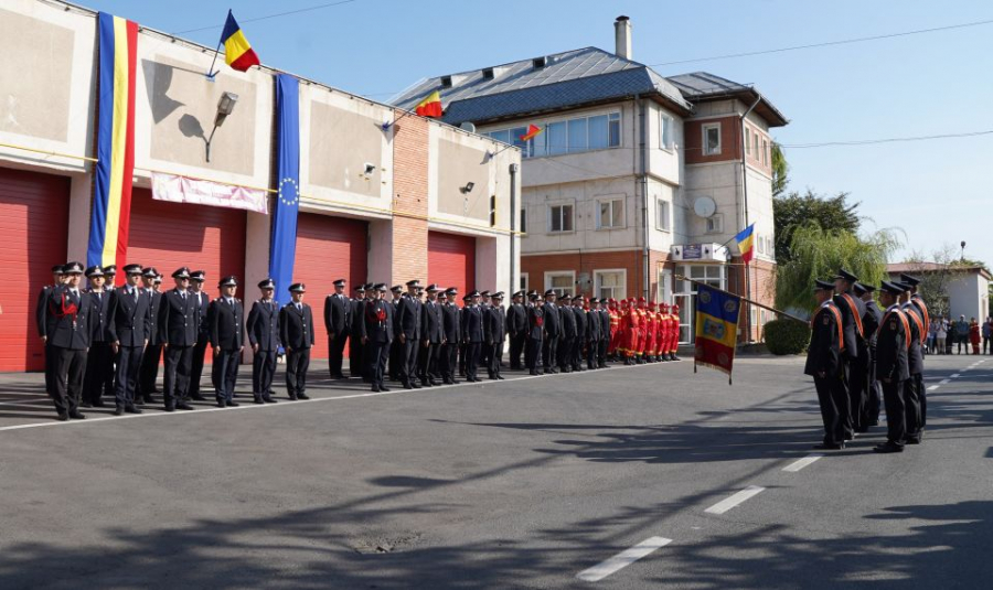 Manifestări dedicate pompierilor gălăţeni. Exerciţii demonstrative şi avansări în grad (FOTO)