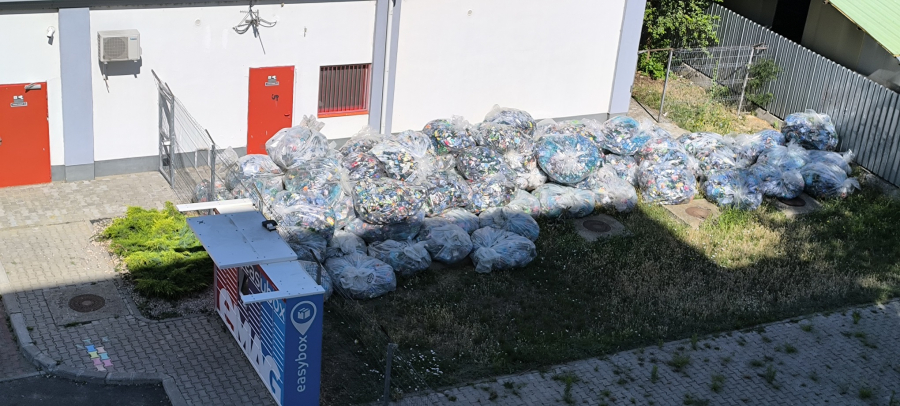 Reciclare în stil românesc. Deșeuri în loc de spațiu verde