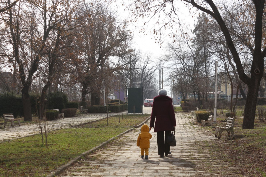 Bănci ruginite şi delăsare, în Parcul CFR