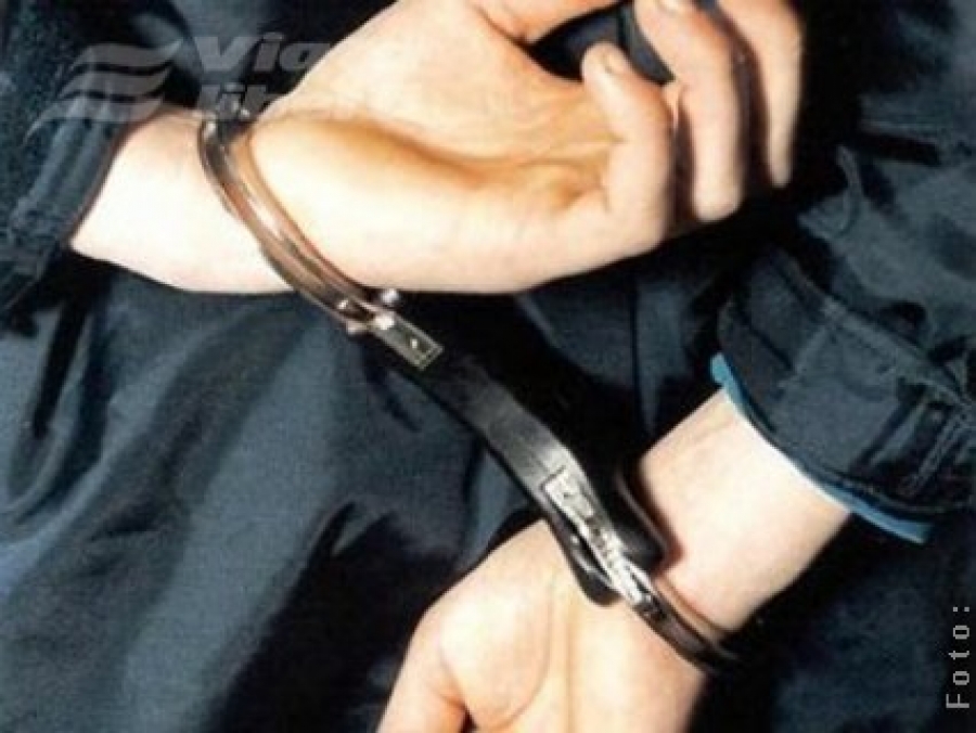 Trei urmăriţi general, prinşi de Poliţia Matca