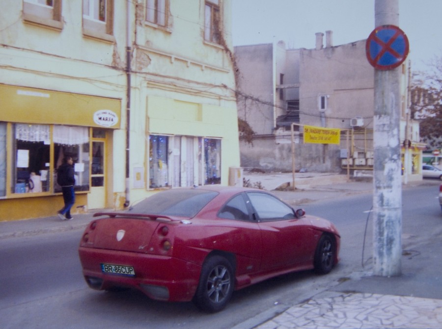 Maşină abandonată pe strada "Nicolae Bălcescu" de peste patru luni