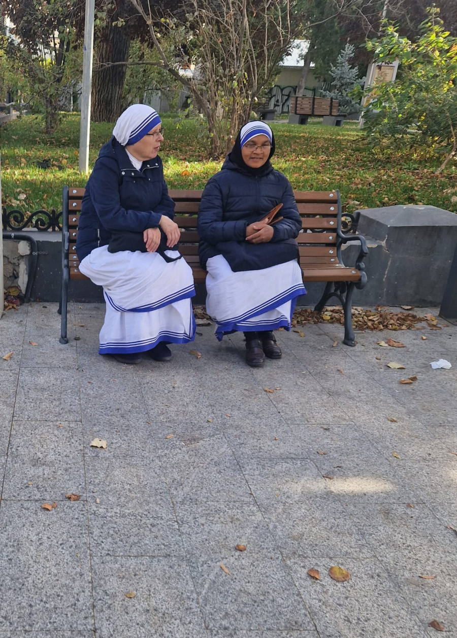 Poza zilei. Când caritatea aşteaptă pe bancă