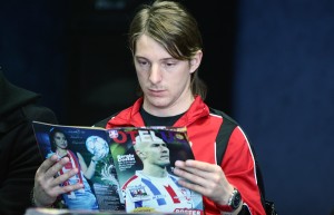 Liviu Antal, o vedetă a Oţelului, răsfoind noua publicaţie