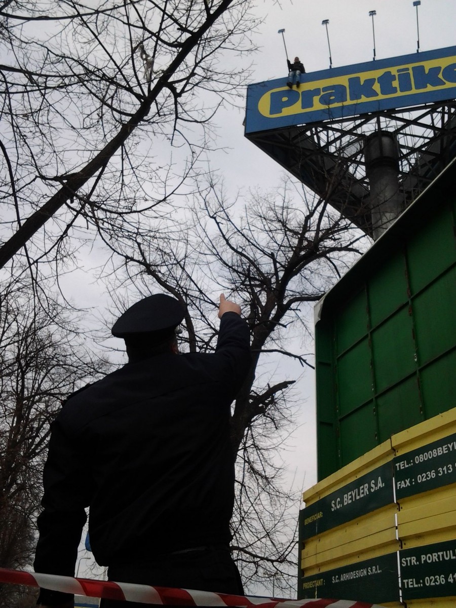 UPDATE/ Un gălăţean a vrut să se ARUNCE ÎN GOL de pe stâlpul de la Praktiker. De ce a recurs la acest gest