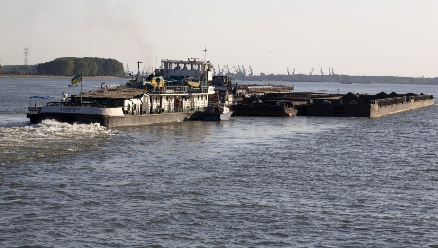 Contrabandă pe Dunăre / Țigări de aproape 90.000 de euro ascunse în pereţii unei barje (VIDEO)