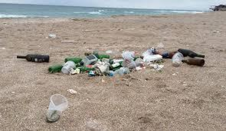 Plajele de pe litoral, sufocate de deșeuri