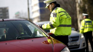 Poliţia Rutieră şi Grupul Şoferilor împart autocolante pentru un trafic mai sigur