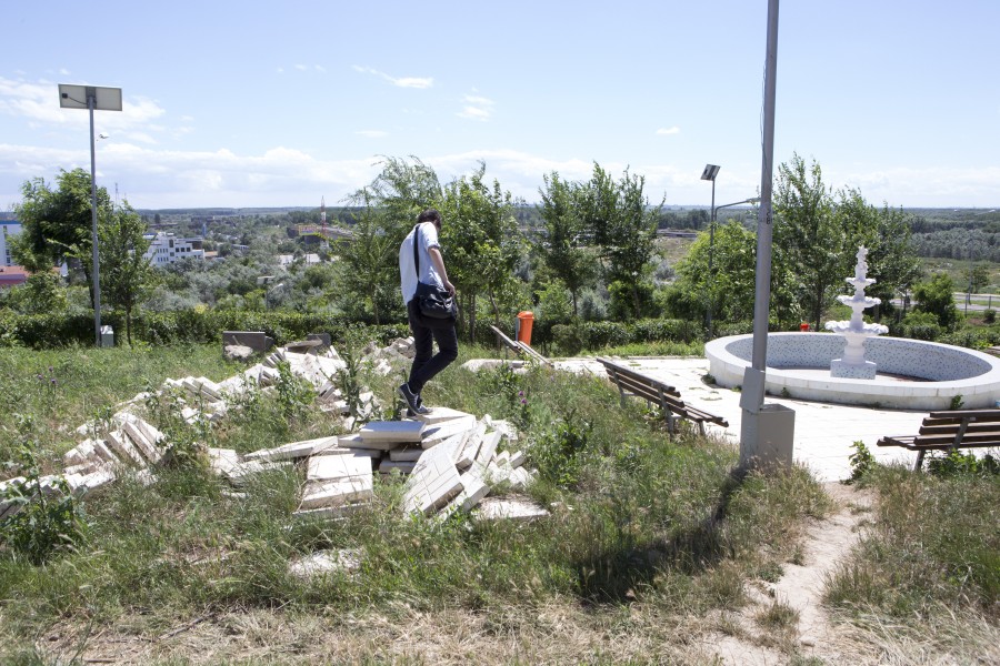 Parcul de lângă Selgros, în PARAGINĂ în plină vară! Delăsarea APĂ CANAL nu cunoaşte limite (FOTO)