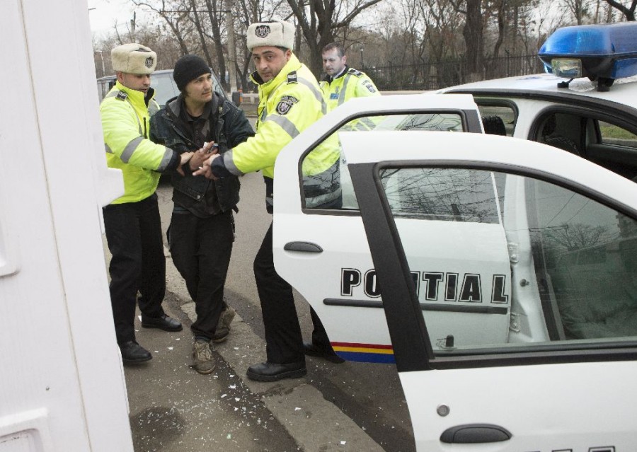 Flagrant marca „Viaţa liberă”: Am prins un hoţ care jefuia un chioşc de bilete! (GALERIE FOTO)