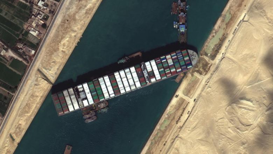 Nava blocată în Canalul Suez ar putea provoca o criză în comerțul mondial
