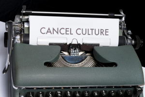 Controverse privind efectele „cancel culture”. Guvernul britanic, măsuri pentru „garantarea libertăţii de expresie”