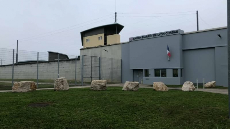 Un deținut a evadat ascuns în geanta colegului eliberat